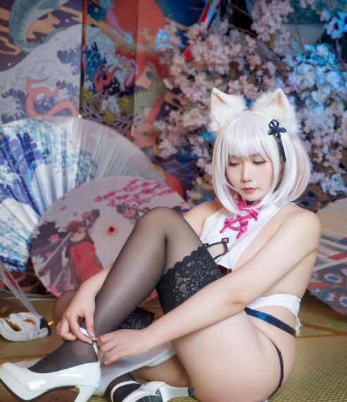 被闺蜜扒了内裤光着屁股打