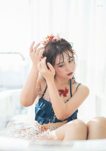 老头把舌头伸进她腿间视频